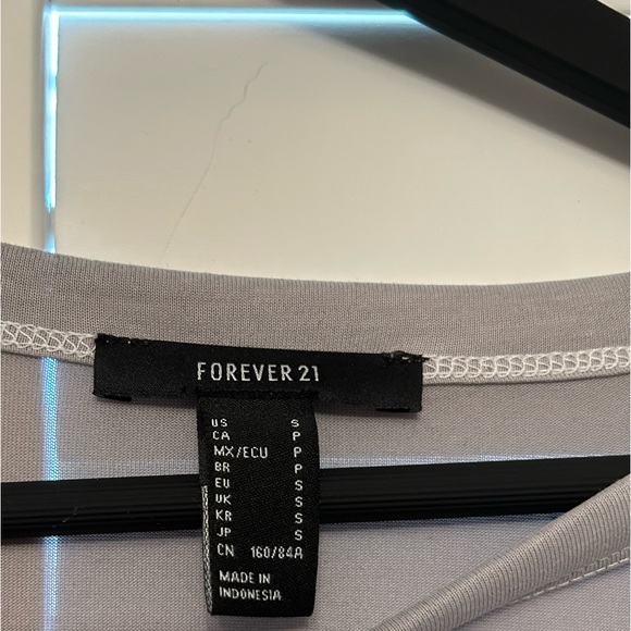 LIKE NEW Forever 21 Women’s V Neck Tee with Neckline Detailing (XS) - Picture 2 of 2
